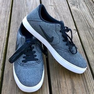 Big boys Nike SB skate shoes size 7